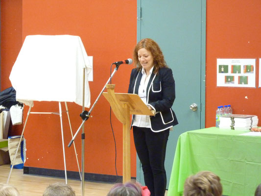 Mireille Bélanger, directrice de l'école Antoine-Hallé pour le mot de bienvenue.