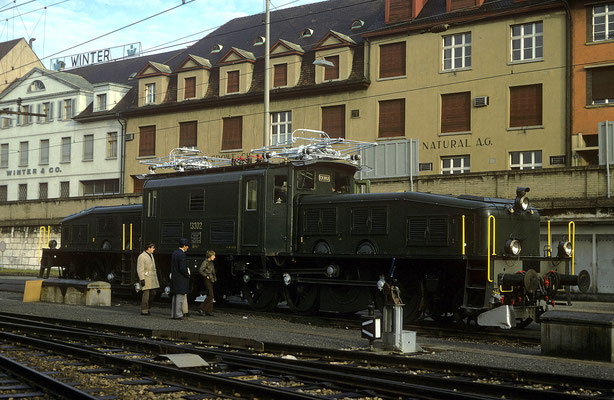 Depot Basel, die Lok Be 6/8 III No. 13302 ist frisch revidiert, 10.11.1974