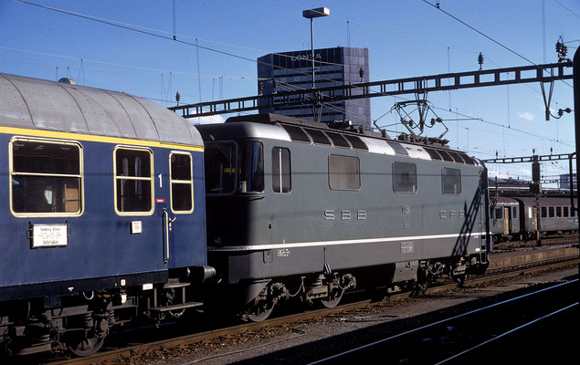 Re 4/4 II 11131 abfahrtbereit mit Zug 680 nach Interlaken.