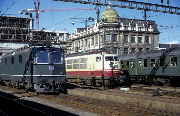 Bahnhof Basel alte und neue Post, Re 4/4 und die TEE Lok der Deutschen Bundesbahnen.