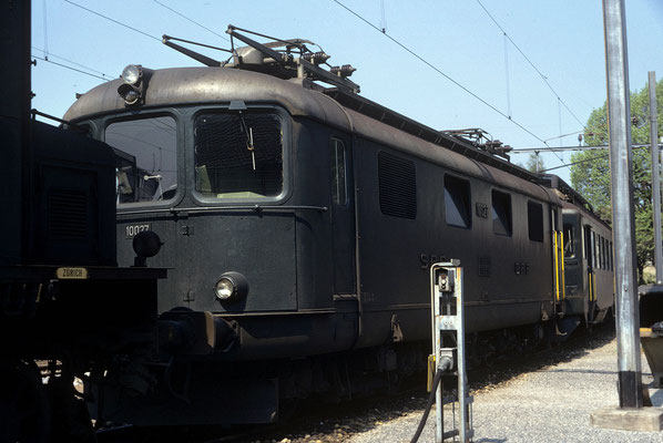 Re 4/4 I No 10027 im Lokdepot Winterthur, April 1974
