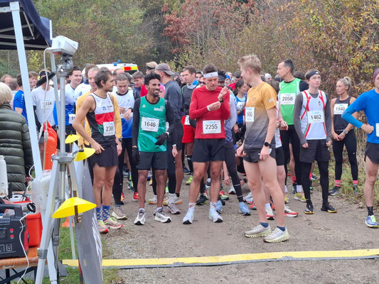 Überraschte mit Platz 2: Yossief Tekle (grünes Trikot). Rechts vorne der Sieger Brian Weisheit