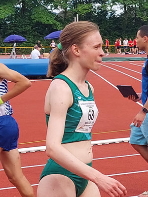 Sarah Bischoff mit lachendem und weinendem Auge: 800m-Bronze gewonnen, Qualifikation für die DM noch nicht erreicht.