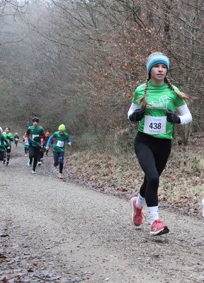 Anna Steppich setzt sich schon nach 500m vom Feld ab