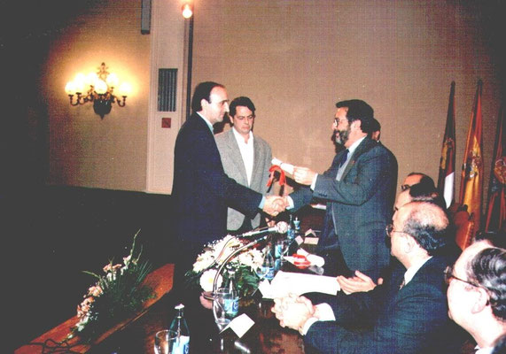 Entrega por Presidente Diputacion del 1º premio concurso Sede Colegio y Viviendas