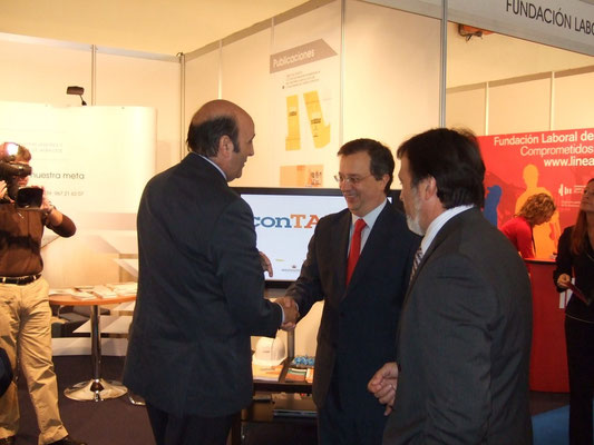 Visita al Stand del Colegio del Consejero de Vivienda