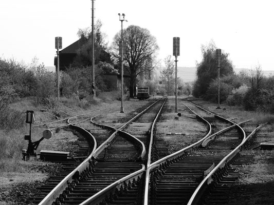Einsamer Bahnhof von Brvany
