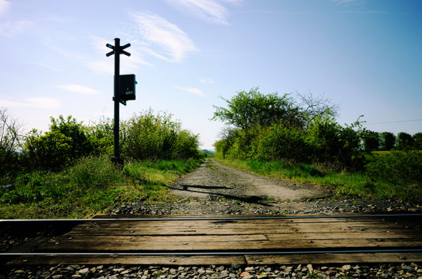 Selten genutzter Bahnübergang bei Brvany am Rande des Böhmischen Mittelgebirges