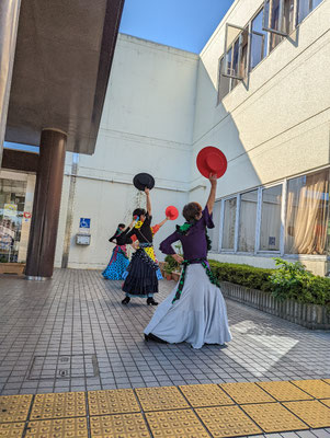 会場の外で練習♪