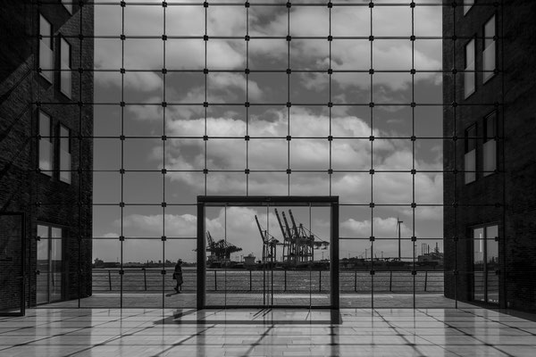 Glass wall, Hamburg, B&W