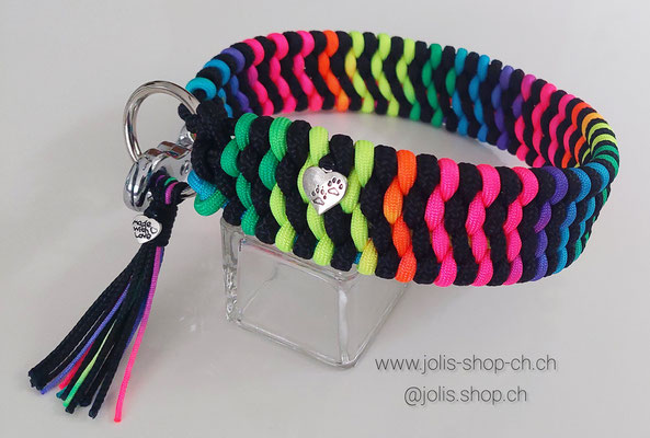 Bild 2 / Art.-Nr.: 6040 / Halsband "4 Reihige Pipa" Schwarz/Funny Rainbow (4cm breit / Karabinerverschluss) mit Zottel /  Halsumfang 48cm)     Preis: CHF 45.-    