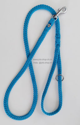 Art.-Nr.: 6076  / Federleichte Flachseilleine 1.3cm breit  / ca.130cm lang / Mit Handschlaufe und Kleiner-Karabiner    Preis: CHF 25.- (silber)