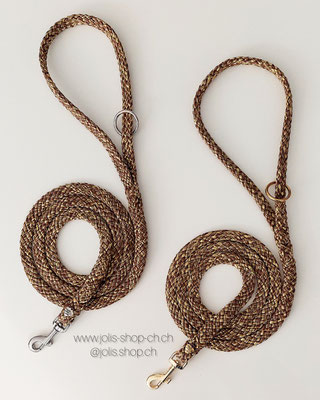 Art.-Nr.: 6032  / 2 Stück sofort verfügbar / Federleichte Flachseilleine 1.3cm breit  / ca.130cm lang / Mit Handschlaufe und Mini-Karabiner         pro Stück / Preis: CHF 25.- (silber)  / CHF 28.- (gold)