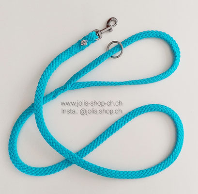 Art.-Nr.: 6073  / Federleichte Flachseilleine 1.3cm breit  / ca.130cm lang / Mit Handschlaufe und Mini-Karabiner    Preis: CHF 25.- (silber)  