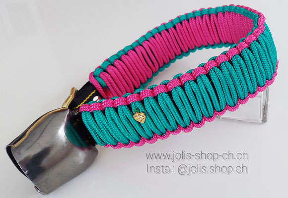 Art.-Nr.: 2099-2 / Bild 2 / Glockenriemen für Schafe oder Ziegen, Halsumfang 48cm-55cm, Umflechtung 5cm breit, Ice Minze/Fuchsia   Total ohne Glocke: CHF 33.- / mit Glocke CHF 44.-