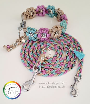 Bild 2 / Art.-Nr.: 7038 / Halsband "Flowerpower" (4cm breit / Karabinerverschluss) mit Schmuckanhänger / Halsumfang 39cm, extra Ring für Leinenbefestigung + Leine 2m      Preis: CHF 79.-