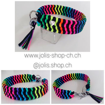 Bild 1 / Art.-Nr.: 6040 / Halsband "4 Reihige Pipa" Schwarz/Funny Rainbow (4cm breit / Karabinerverschluss) mit Zottel /  Halsumfang 48cm)     Preis: CHF 45.-    