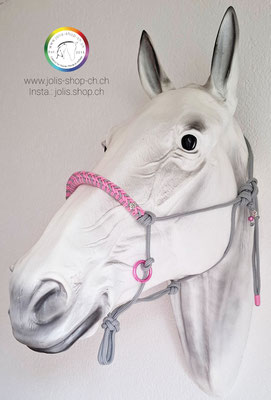 Art.-Nr.: Bild 1 / 2104-1 / Umflochtenes Knotenhalfter 6mm (Grösse kleines COB) Cementgrau/Rosa mit Rosa Zügelringe Nase/23cm  Backe/24cm  Kehle/17cm  Ganasche/24,5cm   Total Preis: CHF 38.-