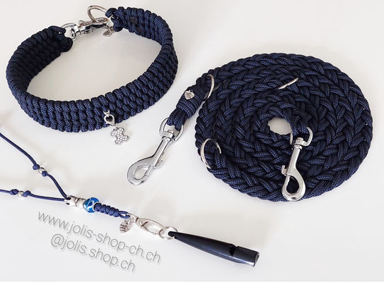 Art.-Nr.: 6053 / Halsband "4 Reihige Pipa" Deep seablue 4cm breit / Karabinerverschluss) /  Halsumfang 44cm)     Preis: CHF 45.-  /  Leine 155cm für Mittel-bis grosse Hunde Preis: CHF 29.- / Pfeifenband Marinebl. mit Pfeife CHF 17.- (ohne Pfeife CHF 12.-)