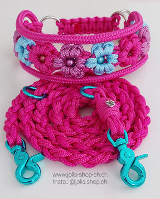 Art.-Nr.: 7002-2 /   Zugstopphalsband Flowerpower mit Umrandung 37cm-43cm, 5cm breit CHF 48.- / Leine 140cm, Farbe: Fuchsia geeignet für mittelgrosse Hunde, die farbigen Karabiner sind geeignet bis ca. 16kg Gewichtsklasse CHF 32.- Total Preis: CHF 80.-
