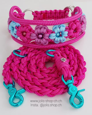 Art.-Nr.: 7002-2 /   Zugstopphalsband Flowerpower mit Umrandung 37cm-43cm, 5cm breit CHF 48.- / Leine 140cm, Farbe: Fuchsia geeignet für mittelgrosse Hunde, die farbigen Karabiner sind geeignet bis ca. 16kg Gewichtsklasse CHF 32.- Total Preis: CHF 80.-