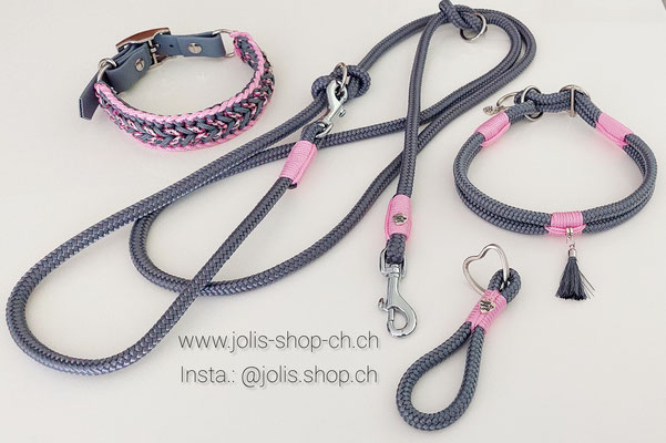 Art.-Nr.:Bild 3 / 6036-3 / Leine Grau/Rosa 8mm Seil CHF 33.- / Halsband geflochten (2.5cm breit ) Hals 31cm-36cm CHF 45.- / Zugstopphalsband (Hals 35cm/Kopf 37.5cm) CHF 28.- / Schlüsselanhänger  CHF 7.-                    Total  Preis: CHF 113.-      