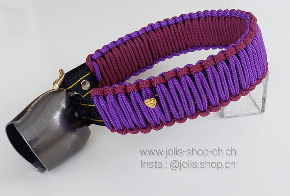 Art.-Nr.: 2100-1 / Bild 1 / Glockenriemen für Schafe oder Ziegen, Halsumfang 45cm-55cm, Umflechtung 5cm breit, Acid Violett/Aubergine   Total ohne Glocke: CHF 33.- / mit Glocke CHF 44.-