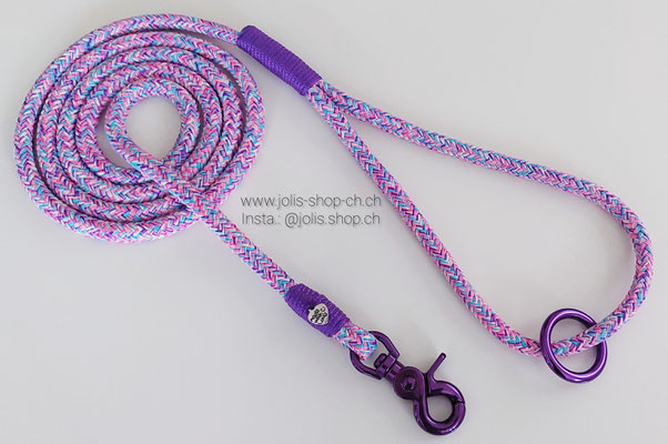 Art.-Nr.: 6090 /   Leine +/-160cm (8mm Seil / Little Pony) geeignet für kleine - mittelgrosse Hunde, die farbigen Karabiner sind geeignet bis ca. 17kg Gewichtsklasse     Total Preis: CHF 31.-  