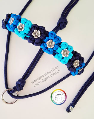 Art.-Nr.: Bild 1 / 2106-1 / Umflochtenes "Flowerpower" Knotenhalfter mit Ring "no slipping" 6mm (Grösse FULL) Blau   Nase/26.5cm  Backe/26.5cm  Kehle/18cm  Ganasche/26,5cm   Total Preis: CHF 36.-
