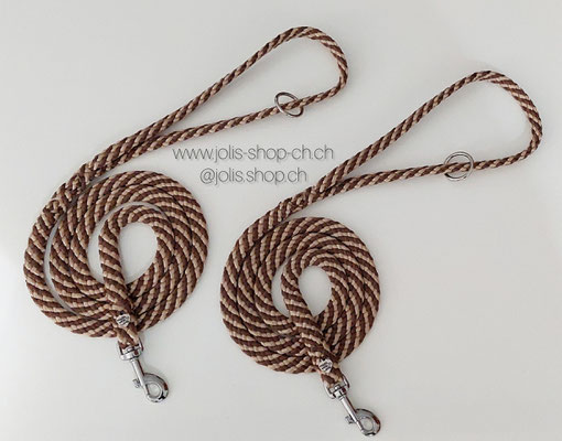 Art.-Nr.: 6031  / 2 Stück sofort verfügbar / Federleichte Flachseilleine 1.3cm breit  / ca.130cm lang / Mit Handschlaufe und Mini-Karabiner          Preis pro Stück: CHF 25.-