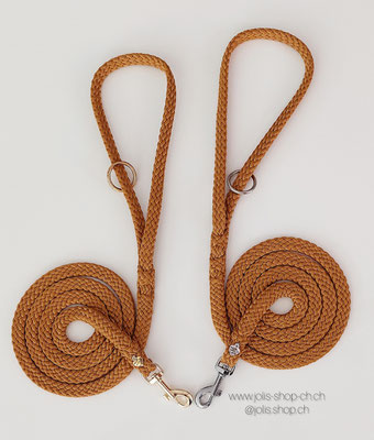 Art.-Nr.: 6030  / 2 Stück sofort verfügbar / Federleichte Flachseilleine 1.3cm breit  / ca.130cm lang / Mit Handschlaufe und Mini-Karabiner         pro Stück / Preis: CHF 25.- (silber)  / CHF 28.- (gold)