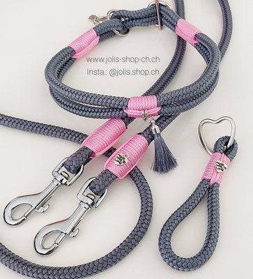 Art.-Nr.:Bild 4 / 6036-4 / Leine Grau/Rosa 8mm Seil CHF 33.- / Zugstopphalsband (Hals 35cm/Kopf 37.5cm) CHF 28.- / Schlüsselanhänger  CHF 7.-                     Total  Preis: CHF 68.-      
