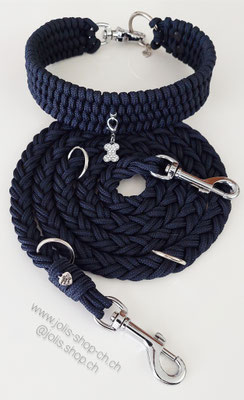Art.-Nr.: 6053 / Halsband "4 Reihige Pipa" Deep seablue 4cm breit / Karabinerverschluss) /  Halsumfang 44cm)     Preis: CHF 45.-  /  Leine 155cm Deep seablue (1.8cm breit) 2x Mittelgrosse Karabiner für Mittel- bis Grosse Hunde Preis: CHF 29.-