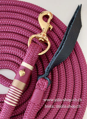Art.-Nr.: 2070 / Bodenarbeitsseil 12mm Seil, Farbe: Aubergine (660m lang)  mit Lederklatsche und goldem Karabiner / Preis: CHF 53.00