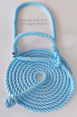 Art.-Nr.: 2102-1 / Bild 1 / Kälberhalfter, Allzweckhalfter aus 10mm gedrehtem Seil, Farbe: Babyblau, Nasenband 21cm + Stricklänge 3,5m  Total: CHF 19.00