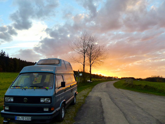 Buslife im Sauerland: Wandern, Entspannen, Relaxen, Leben. Cooler Sonnenuntergang.