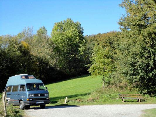 Buslife im Sauerland: Ich weiß noch, dass wir selbst gebackene Waffeln dabei hatten. Als wir sie dann nach der Wanderung mit vielen Zutaten draußen genießen konnten, war das einfach nur herrlich. So etwas vergisst Du nicht mehr.