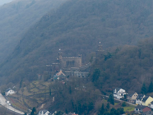 Burg Rheinstein. Oder Burg Sooneck. Oder eine andere. Da verlierst Du schnell den Überblick als Auswärtiger.