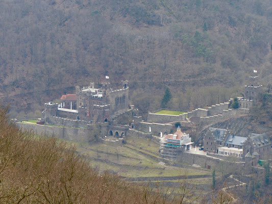 Und noch einmal: Burg Rheinstein. Oder Burg Sooneck. Oder eine andere. Da verlierst Du schnell den Überblick als Auswärtiger.