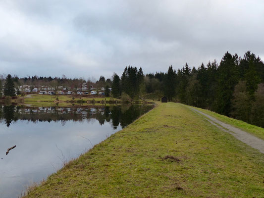 Teich mit Campingplatz.