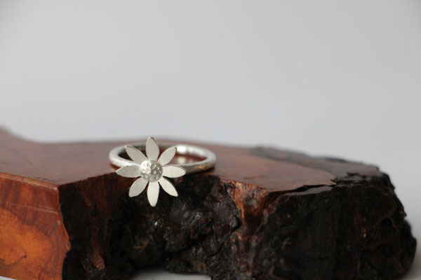 Stapelring mit Blüte,  925/- Silber, €70,-