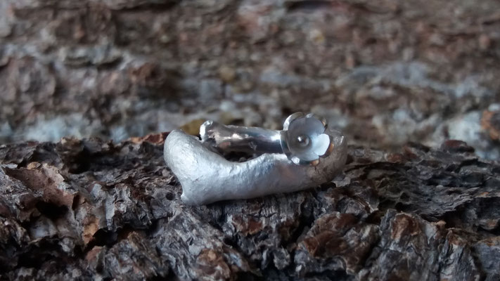 Ring Ast mit kleiner Blüte, 925/- Silber, €100,-