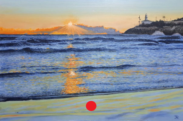 Faro de Cullera iluminado por la luz del amanecer, con cielo rosado y reflejos cálidos sobre el mar.