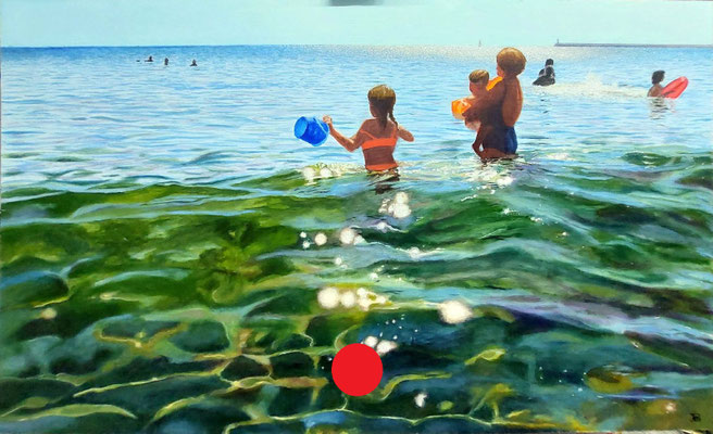 Escena de baño en la playa con adultos y niños dentro del agua, luz brillante y reflejos en la superficie.