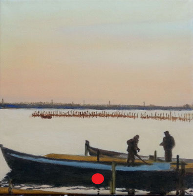 Barca amarrada con dos pescadores sobre ella, agua en calma y cielo anaranjado del atardecer.