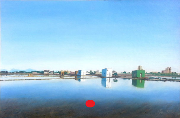 Casas y motores junto a un arrozal lleno de agua, con reflejos nítidos y cielo despejado.