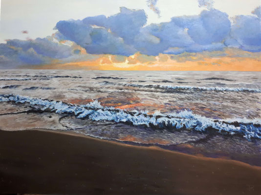 Cielo rosado y anaranjado al amanecer sobre el mar en calma.