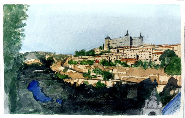 Panorámica de Toledo con edificios escalonados, torre dominante y río oscuro en primer plano bajo cielo claro.