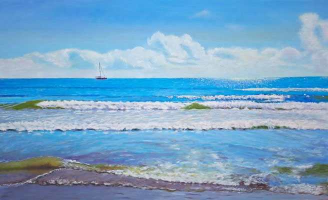 Pintura al óleo de una marina de la playa de Valencia con un velero en el horizonte, nubes blancas esponjosas y olas con espuma rompiendo rítmicamente en primer plano.