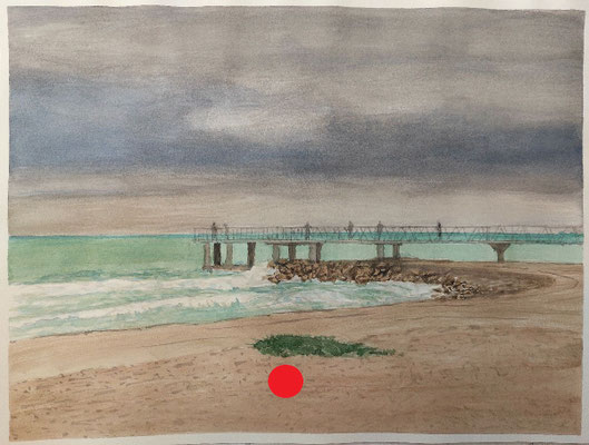 Playa de Chilches con pasarela sobre el mar, oleaje suave y cielo oscuro de tormenta.